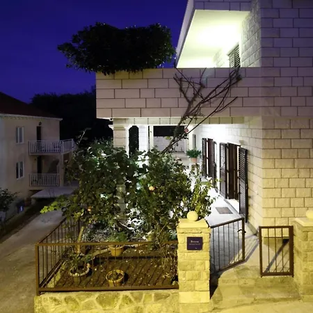 Magda- Backside Studio With Outside Patio *