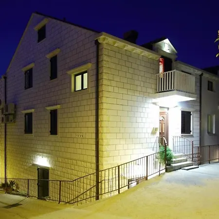 Magda- Backside Studio With Outside Patio Apartman *