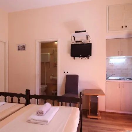 Magda- Backside Studio With Outside Patio