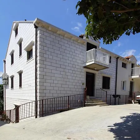 Magda- Backside Studio With Outside Patio