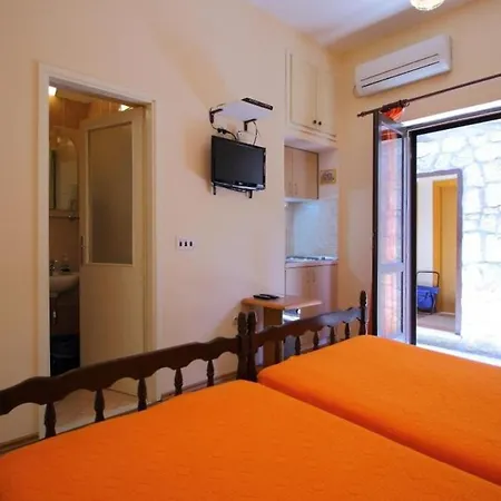Magda- Backside Studio With Outside Patio Apartman Cavtat
