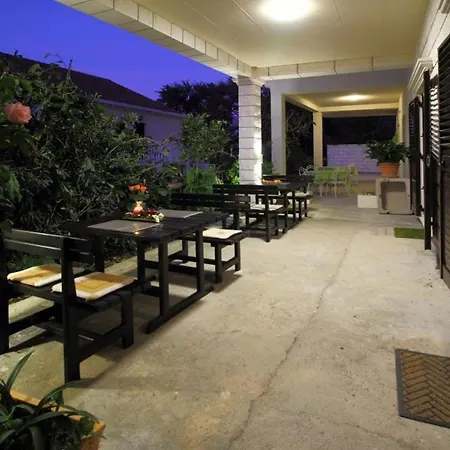 Magda- Backside Studio With Outside Patio *